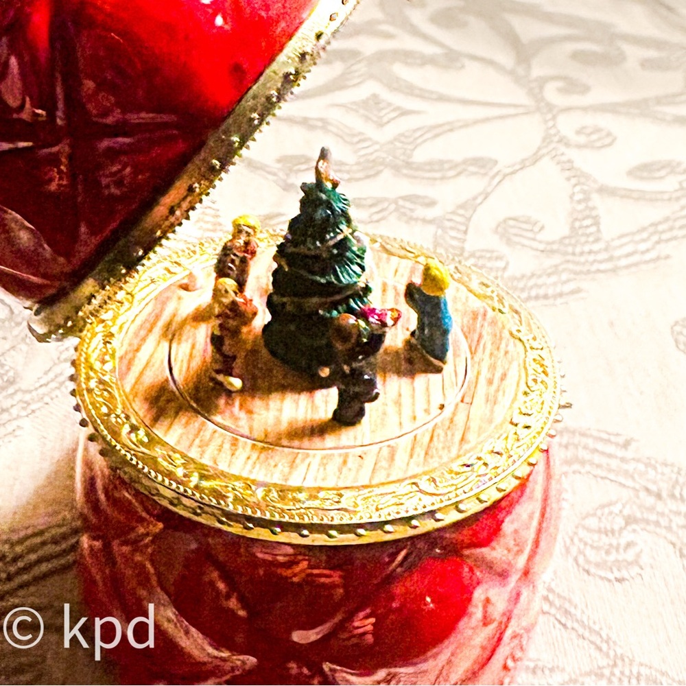 Musical Porcelain Stocking Hinged Box – “12 Days of Christmas” – - Picture 10 of 10